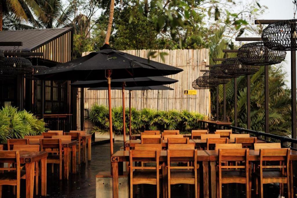 The Buffalo Amphawa Samut Songkhram Екстериор снимка