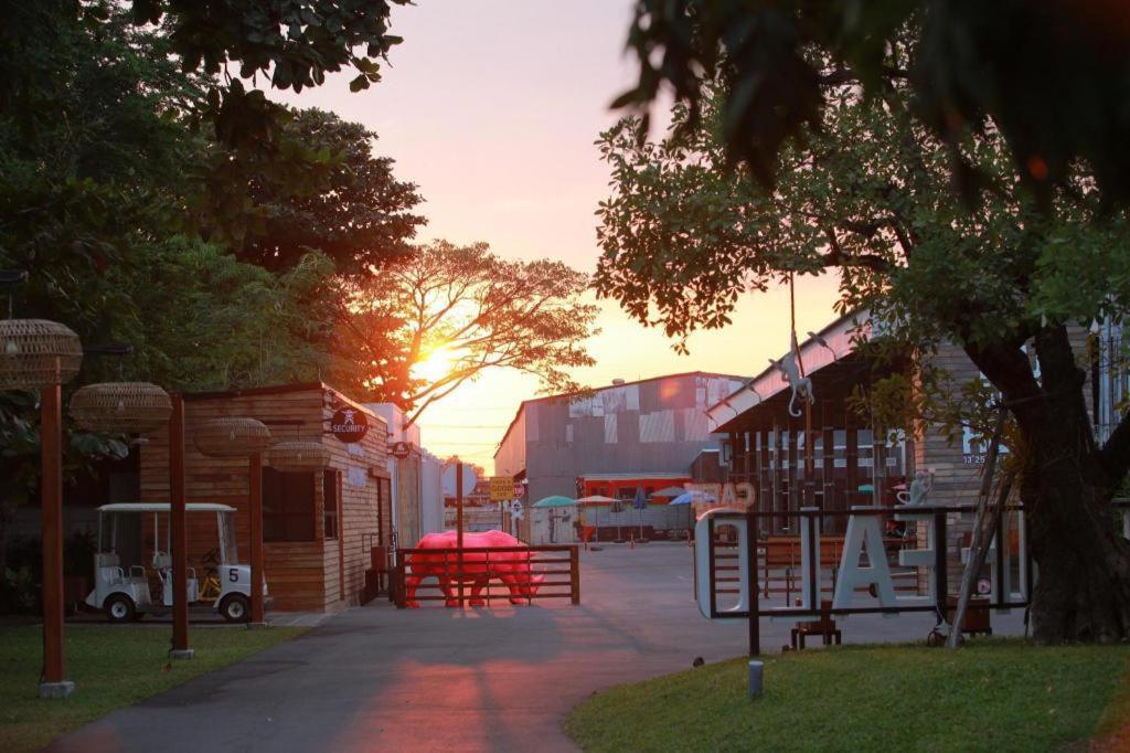 The Buffalo Amphawa Hotel Samut Songkhram Екстериор снимка